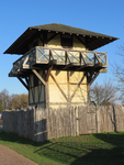 848154 Gezicht op de replica van een Romeinse wachttoren bij de boomgaard voor de ingang van het Castellum Hoge Woerd ...